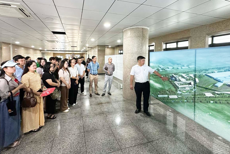 Trải nghiệm khám phá điểm đến bằng giao thông công cộng: Thêm cú hích cho du lịch Hà Nội - Ảnh 2.