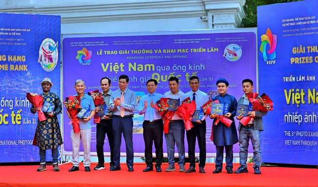 Khai mạc triển lãm Việt Nam qua ống kính nhiếp ảnh gia quốc tế - Ảnh 2.