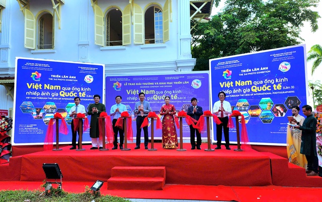 Khai mạc triển lãm Việt Nam qua ống kính nhiếp ảnh gia quốc tế - Ảnh 1.