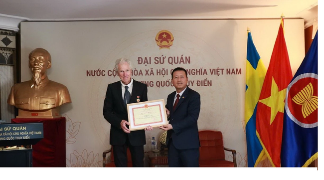 Trao Kỷ niệm chương tặng đạo diễn Thụy Điển thực hiện phim 'Victory Vietnam' - Ảnh 1.