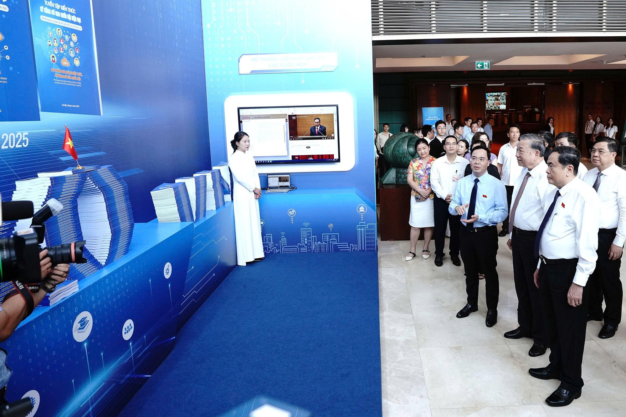 Tổng Bí thư Tô Lâm dự Hội nghị chuyên đề “Bình dân học vụ số - Quốc hội số” - Ảnh 2.