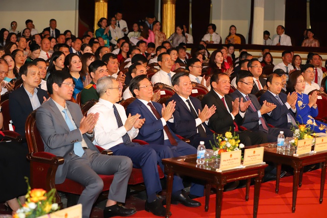 Thi đua để thực hiện cho bằng được tuyên ngôn hành động của Bộ và Ngành VHTTDL: "Văn hóa là nền tảng - Thông tin là mạch dẫn - Thể thao là sức mạnh - Du lịch là nhịp cầu kết nối" - Ảnh 1.