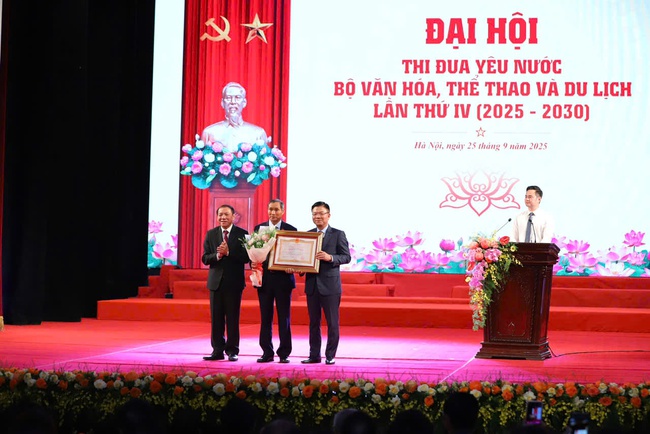 Thi đua để thực hiện cho bằng được tuyên ngôn hành động của Bộ và Ngành VHTTDL: "Văn hóa là nền tảng - Thông tin là mạch dẫn - Thể thao là sức mạnh - Du lịch là nhịp cầu kết nối" - Ảnh 3.