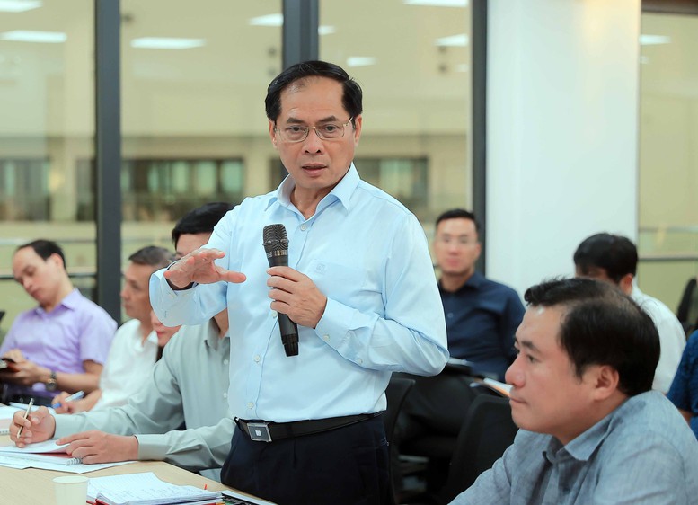 Phó Thủ tướng Bùi Thanh Sơn kiểm tra công tác chuẩn bị tổ chức Hội chợ Mùa thu 2025 - Ảnh 1.