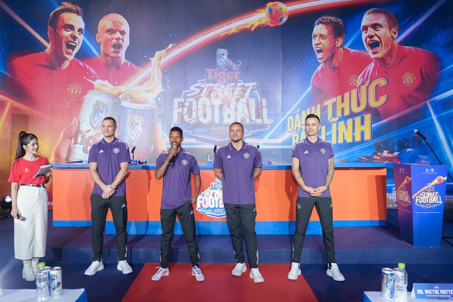 4 huyền thoại Manchester United đến Việt Nam giao lưu cùng người hâm mộ bóng đá - Ảnh 2.