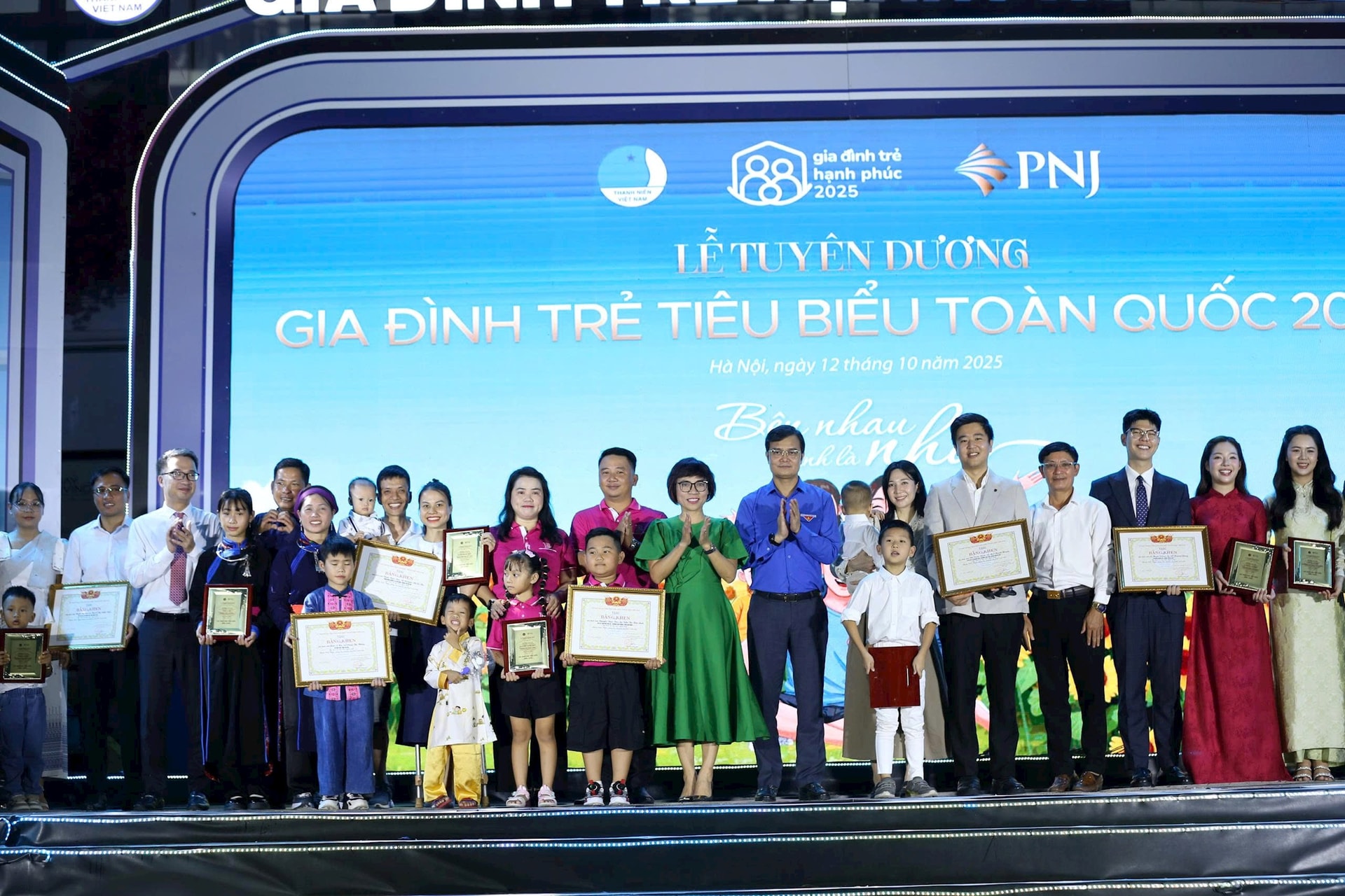 Tuyên dương 10 “Gia đình trẻ hạnh phúc” năm 2025 - Ảnh 1.