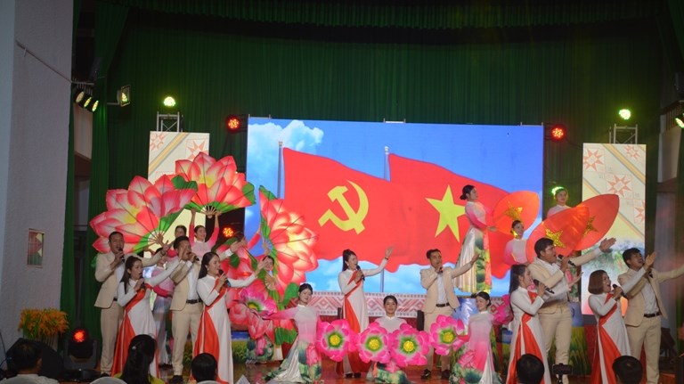 Rực rỡ sắc màu Tuyên truyền lưu động nơi phố núi Gia Lai - Ảnh 1.