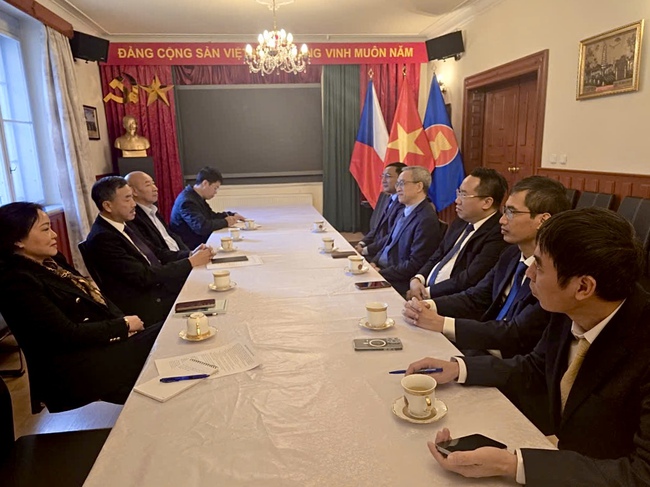 Thứ trưởng Phan Tâm thăm và làm việc với Đại sứ quán và cộng đồng người Việt Nam tại Cộng hòa Séc - Ảnh 1.