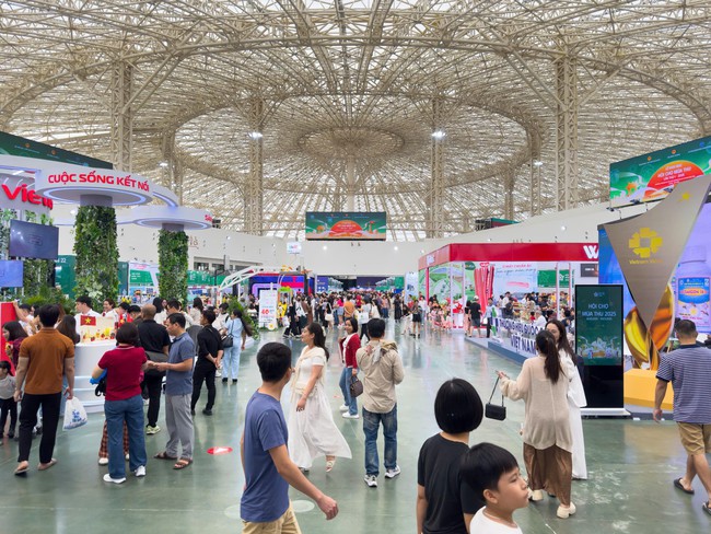 Người dân tấp nập đổ về Hội chợ mùa Thu lần thứ nhất 2025 - Ảnh 14.
