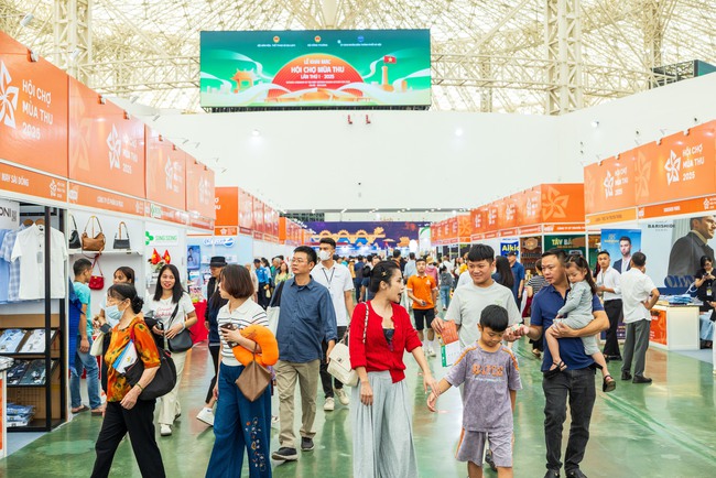 Người dân tấp nập đổ về Hội chợ mùa Thu lần thứ nhất 2025 - Ảnh 3.