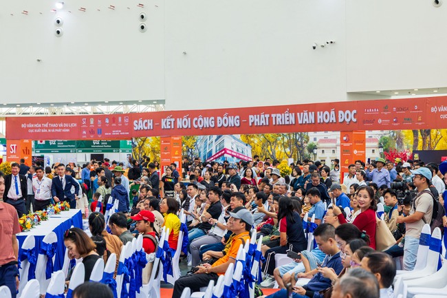 Người dân hào hứng trải nghiệm "Tinh hoa Văn hóa Việt Nam" tại Hội chợ mùa Thu lần thứ nhất 2025 - Ảnh 9.