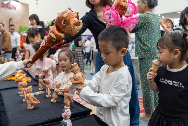 Người dân hào hứng trải nghiệm "Tinh hoa Văn hóa Việt Nam" tại Hội chợ mùa Thu lần thứ nhất 2025 - Ảnh 10.