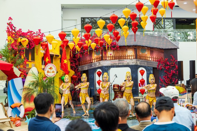 Mở màn nhiều chương trình biểu diễn nghệ thuật đặc sắc tại Hội chợ mùa Thu lần thứ nhất - 2025 - Ảnh 8.