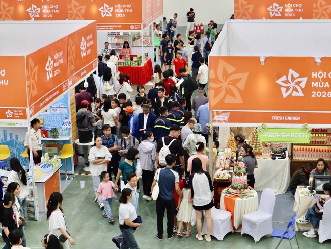 Ban Tổ chức Hội chợ mùa Thu quyên góp được gần 180 triệu đồng ủng hộ đồng bào vùng lũ - Ảnh 1.