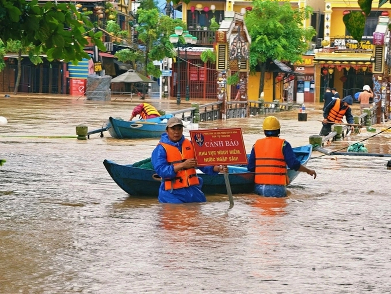 Tập trung ứng phó khẩn cấp, khắc phục hậu quả mưa lũ lớn tại khu vực Trung Bộ - Ảnh 1.