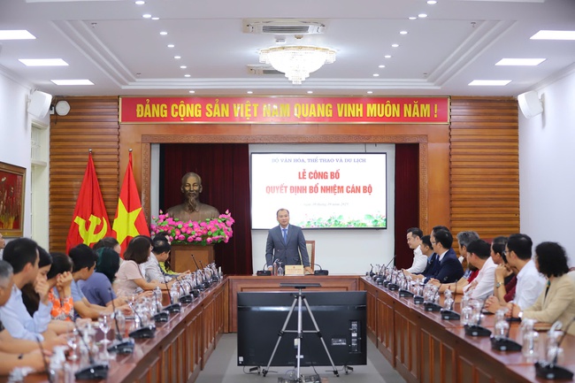Bộ VHTTDL công bố và trao các quyết định bổ nhiệm cán bộ - Ảnh 1.