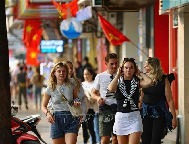 Việt Nam đón gần 17,2 triệu lượt khách quốc tế trong 10 tháng năm 2025 - Ảnh 1.