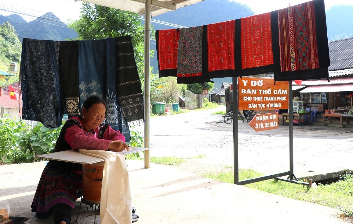 Nghệ thuật vẽ sáp ong trên vải lanh độc đáo của người Mông - Ảnh 5.
