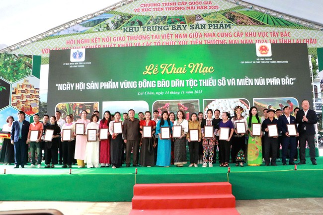 Lai Châu giới thiệu sản phẩm vùng miền gắn với quảng bá văn hóa các dân tộc - Ảnh 2.