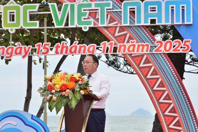 Tôn vinh bản sắc 54 dân tộc tại Triển lãm ảnh “Sắc màu các dân tộc Việt Nam” - Ảnh 1.