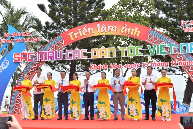 Tôn vinh bản sắc 54 dân tộc tại Triển lãm ảnh “Sắc màu các dân tộc Việt Nam” - Ảnh 2.