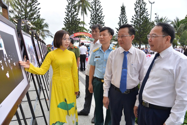 Tôn vinh bản sắc 54 dân tộc tại Triển lãm ảnh “Sắc màu các dân tộc Việt Nam” - Ảnh 4.