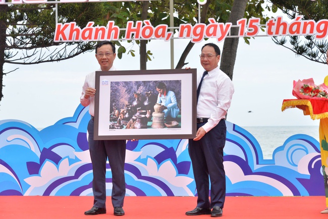 Tôn vinh bản sắc 54 dân tộc tại Triển lãm ảnh “Sắc màu các dân tộc Việt Nam” - Ảnh 3.