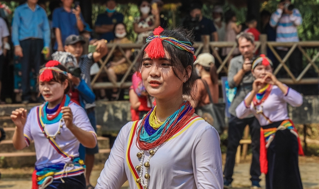 Quảng Ngãi: Đẩy mạnh bảo tồn nghề truyền thống, trang phục và các loại hình diễn xướng dân gian của các dân tộc thiểu số - Ảnh 2.