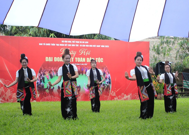 Rực rỡ sắc màu văn hóa trong chương trình giao lưu "Ngày hội đại đoàn kết các dân tộc" - Ảnh 2.