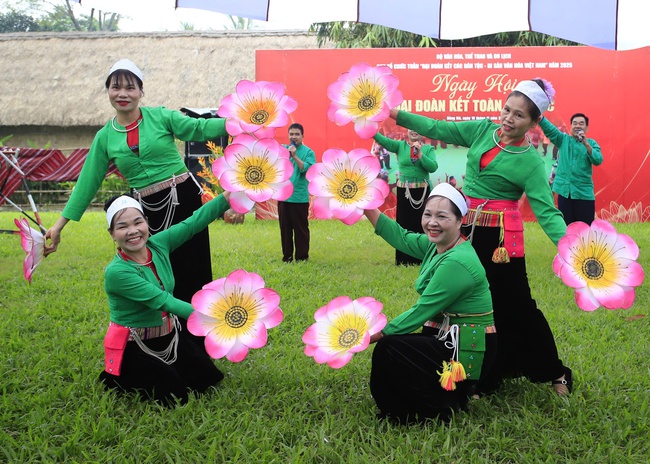 Rực rỡ sắc màu văn hóa trong chương trình giao lưu "Ngày hội đại đoàn kết các dân tộc" - Ảnh 1.