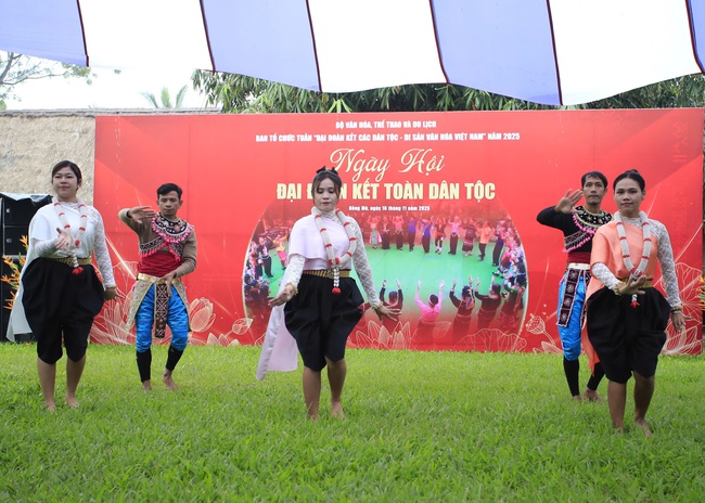 Rực rỡ sắc màu văn hóa trong chương trình giao lưu "Ngày hội đại đoàn kết các dân tộc" - Ảnh 4.