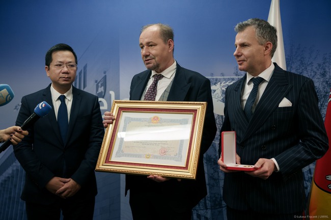 Truy tặng Huân chương Hữu nghị cho cố kiến trúc sư Kazimierz Kwiatkowski - Ảnh 1.
