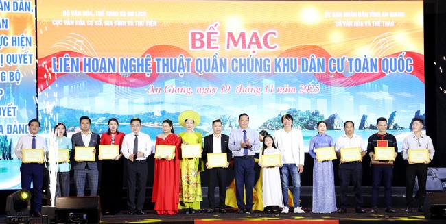 Trao giải cho các đoàn tham gia Liên hoan Nghệ thuật Quần chúng Khu dân cư toàn quốc 2025  - Ảnh 2.