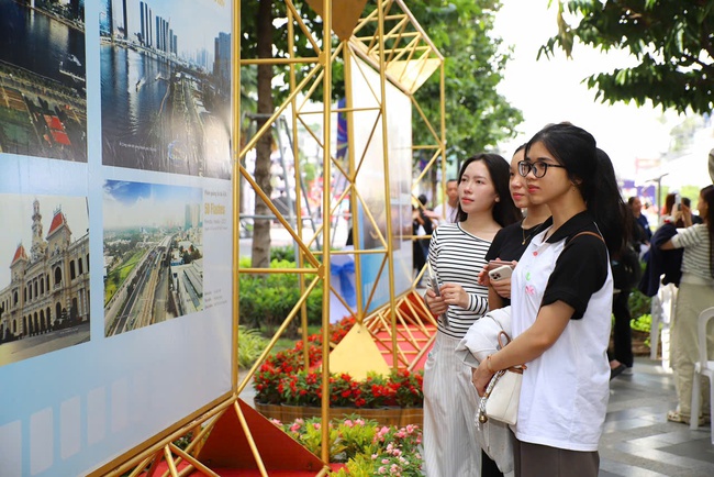 Khai mạc Triển lãm ảnh "Thành phố Hồ Chí Minh vươn mình cùng đất nước qua góc nhìn điện ảnh" - Ảnh 5.