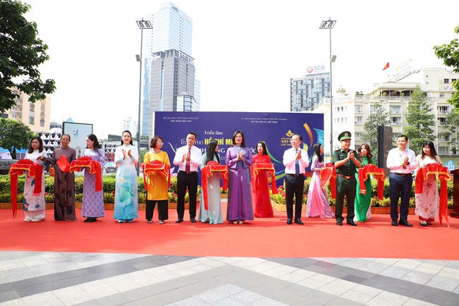 Khai mạc Triển lãm ảnh "Thành phố Hồ Chí Minh vươn mình cùng đất nước qua góc nhìn điện ảnh" - Ảnh 1.