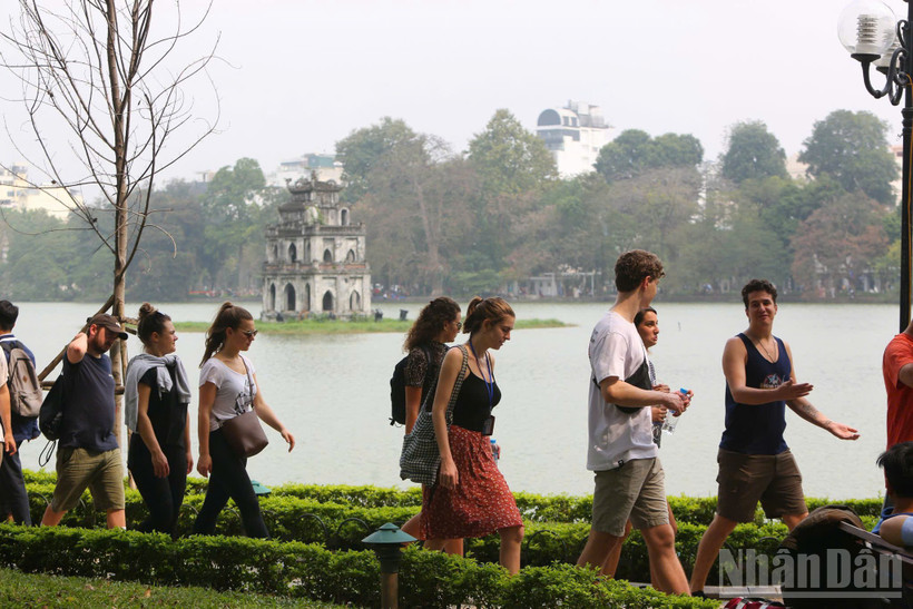 Cảnh báo nguy cơ lừa đảo trực tuyến vào mùa cao điểm du lịch - Ảnh 1.