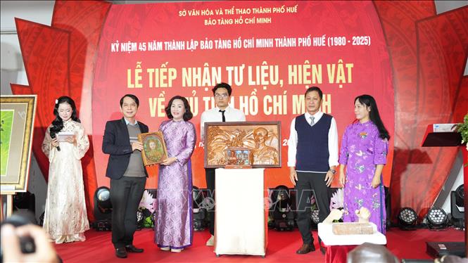 Trưng bày 370 tư liệu, hiện vật về hành trình của Bác Hồ tại Trung Quốc - Ảnh 1.