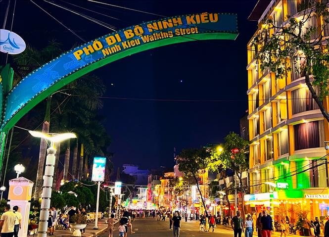 Cần Thơ mở lại tuyến phố đi bộ khu vực bến Ninh Kiều - Ảnh 1.