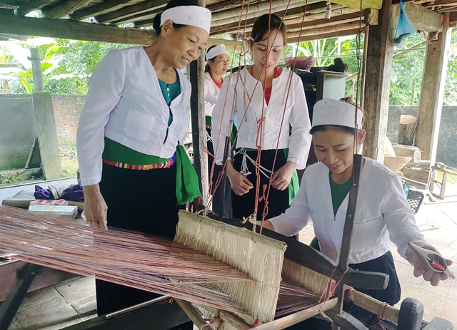 Phú Thọ: Phụ nữ Mường gìn giữ nghề dệt thổ cẩm – hướng phát triển kinh tế gắn với du lịch giúp giảm nghèo bền vững - Ảnh 3.
