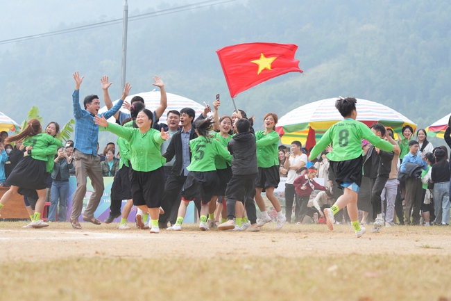 Đội tuyển Lào Cai giành ngôi vương Giải Bóng đá nữ các dân tộc thiểu số tỉnh Quảng Ninh mở rộng năm 2025 - Cúp VTV5 - Ảnh 1.