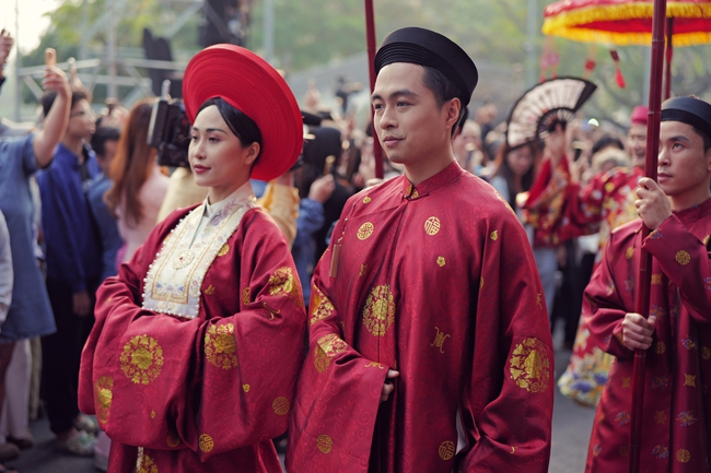 Rực rỡ đoàn rước Việt phục “Bách Hoa Hỷ Sự” tại không gian phố đi bộ Hồ Hoàn Kiếm - Ảnh 3.
