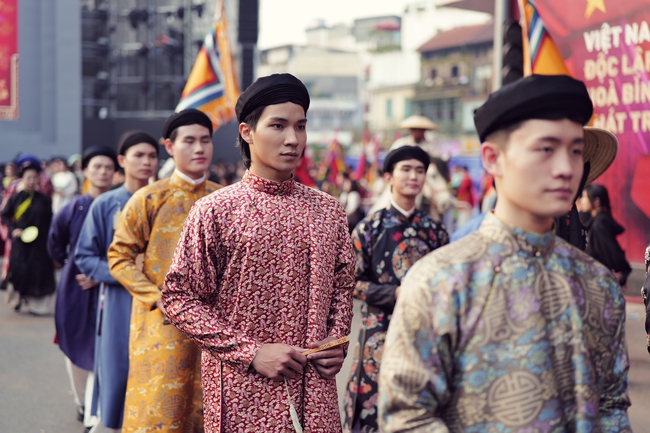 Rực rỡ đoàn rước Việt phục “Bách Hoa Hỷ Sự” tại không gian phố đi bộ Hồ Hoàn Kiếm - Ảnh 7.