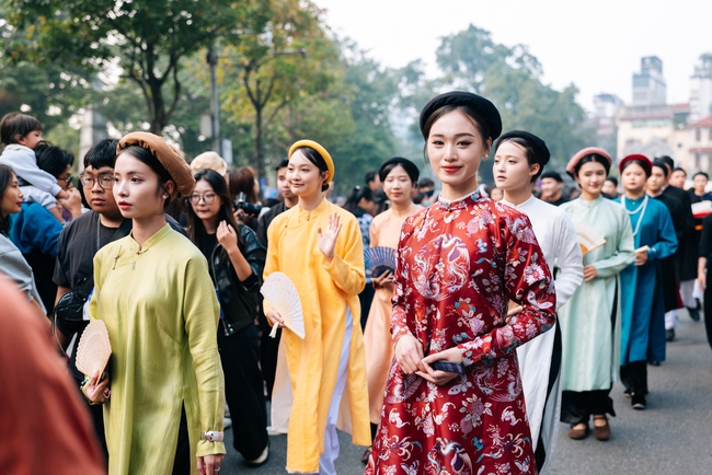 Rực rỡ đoàn rước Việt phục “Bách Hoa Hỷ Sự” tại không gian phố đi bộ Hồ Hoàn Kiếm - Ảnh 9.