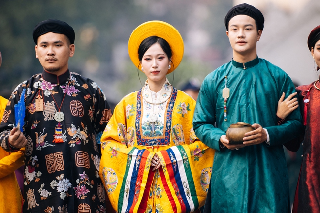 Rực rỡ đoàn rước Việt phục “Bách Hoa Hỷ Sự” tại không gian phố đi bộ Hồ Hoàn Kiếm - Ảnh 6.