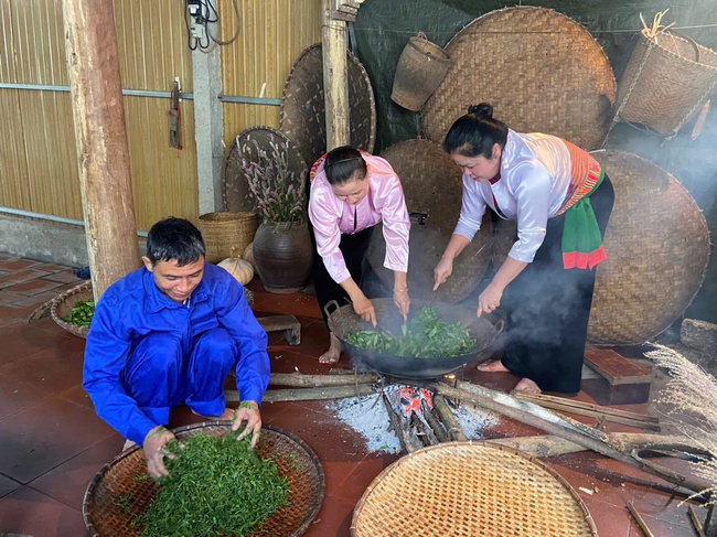 Giữ lửa nghề xao chè bằng tay của người Mường Long Cốc, hành trình làm chè sạch gắn với bảo tồn văn hóa và phát triển du lịch bền vững - Ảnh 5.