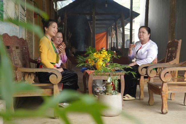 Giữ lửa nghề xao chè bằng tay của người Mường Long Cốc, hành trình làm chè sạch gắn với bảo tồn văn hóa và phát triển du lịch bền vững - Ảnh 8.