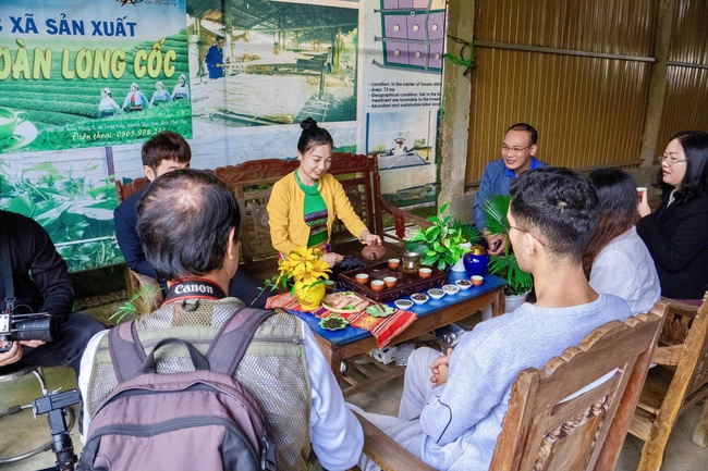 Giữ lửa nghề xao chè bằng tay của người Mường Long Cốc, hành trình làm chè sạch gắn với bảo tồn văn hóa và phát triển du lịch bền vững - Ảnh 7.