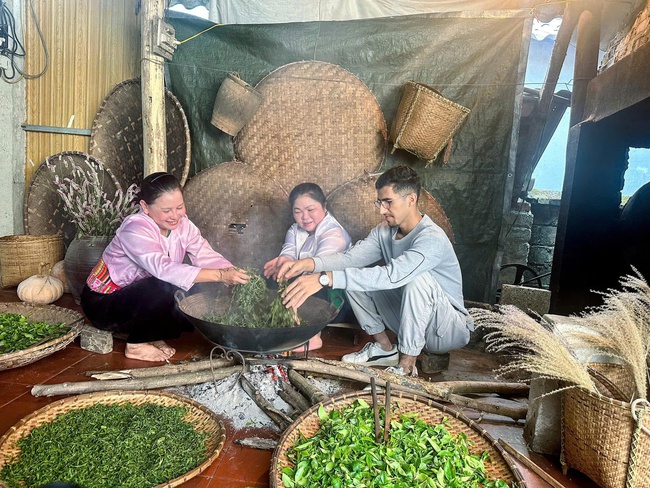 Giữ lửa nghề xao chè bằng tay của người Mường Long Cốc, hành trình làm chè sạch gắn với bảo tồn văn hóa và phát triển du lịch bền vững - Ảnh 4.