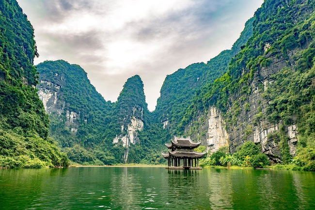 Phát triển Ninh Bình trở thành một trung tâm lớn, có giá trị thương hiệu cao về du lịch, công nghiệp văn hóa, kinh tế di sản - Ảnh 2.