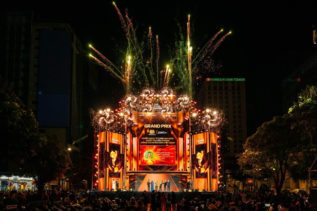 Dấu ấn Vạn Xuân Awards 2025: Lập kỷ lục chưa từng có, line-up đỉnh cao, đại lộ LED ánh sáng mãn nhãn - Ảnh 1.